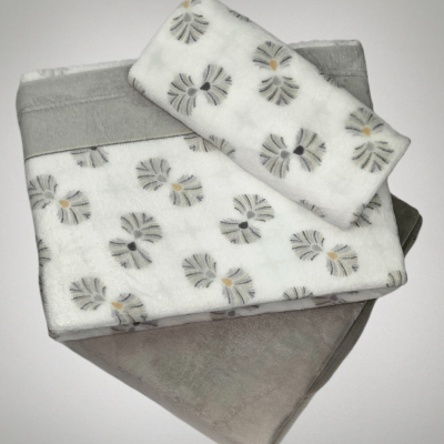 Conjunto de toalhas com padrão de flores cinzentas e amarelas e toalhas cinzentas lisas