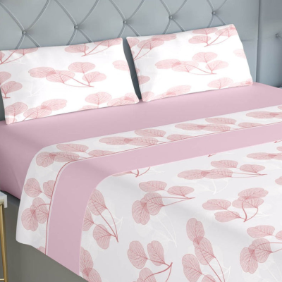 Roupa de cama rosa e branca com padrão de folhas rosa em cama com cabeceira cinzenta
