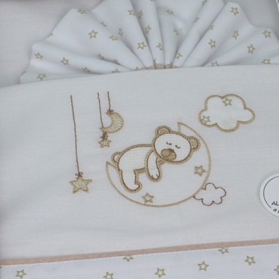 Tecido branco com urso bordado a dormir na lua e estrelas douradas