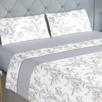 Jogo de cama cinzento e branco com padrão floral cinzento e bege sobre cama com cabeceira acolchoada