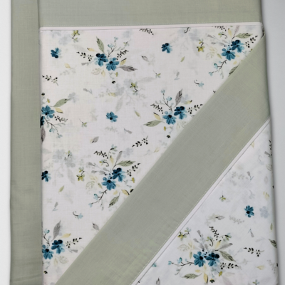 Lençol de cama com padrão floral azul e bordas cinza claro