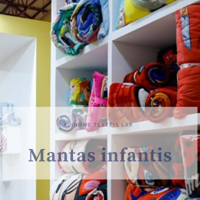 Mantas infantis coloridas dobradas em estantes brancas com parede amarela