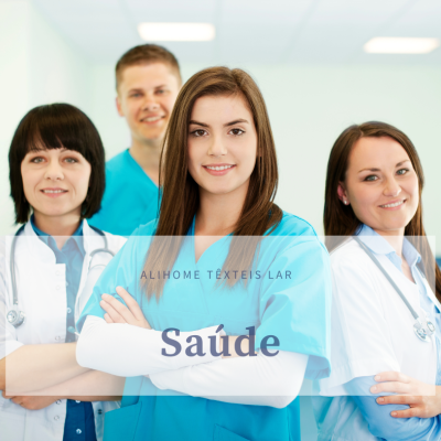 Quatro profissionais de saúde em batas azuis e brancas em hospital com texto Saúde