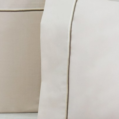 Almofadas bege claro e branca com costura cinza escuro