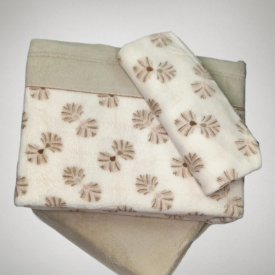 Toalhas bege e creme com padrão de flores marrons