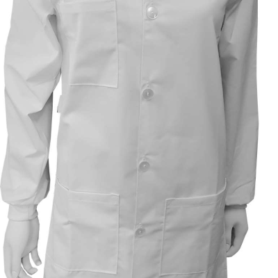 Bata branca de manga comprida com bolsos e botões em manequim