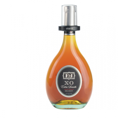 Garrafa de conhaque E&J XO Extra Smooth com rótulo preto e tampa prateada