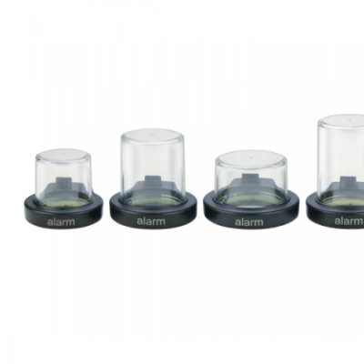 Quatro domos transparentes sobre bases pretas com a palavra 'alarm'