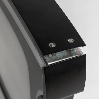 Detalhe de mobília preta com metal prateado e parafusos