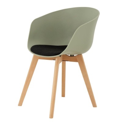 Cadeira verde com almofada preta e pernas de madeira clara