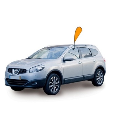 Carro SUV Nissan cinza prateado com quatro portas