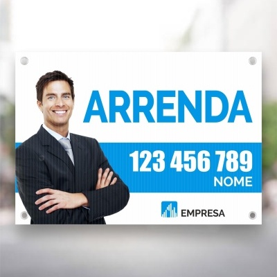 Placa publicitária com texto ARRRENDA e número de contacto, imagem de homem de fato e logótipo EMPRESA