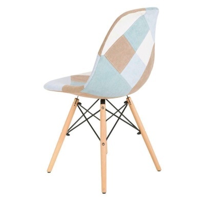 Cadeira de madeira clara com assento em tecido quadriculado azul, bege e branco