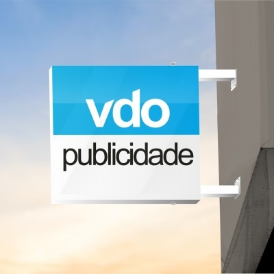 Painel publicitário azul e branco com texto vdo publicidade fixado na parede de um edifício