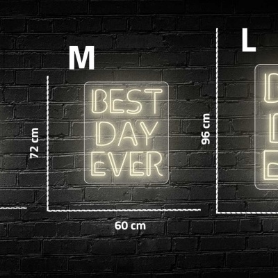 Letreiros de néon 'BEST DAY EVER' de tamanhos pequeno, médio e grande numa parede de tijolos pretos.