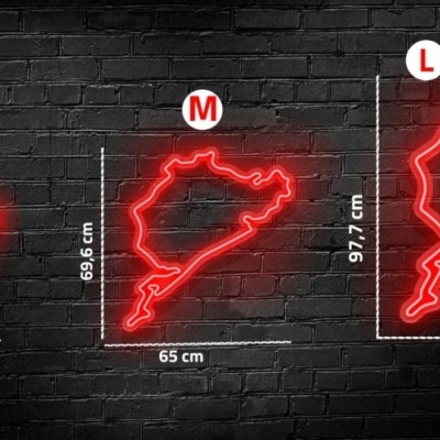 Três circuitos em neon vermelho com tamanhos S, M, L e dimensões em cm numa parede de tijolos pretos