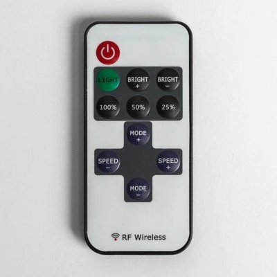 Comando remoto preto e branco com botões e texto para controlar luzes.