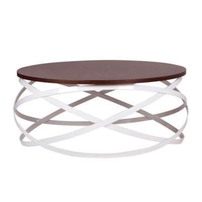Mesa de centro redonda com tampo de madeira castanha e base metálica branca entrelaçada.