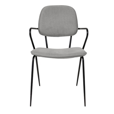 Cadeira cinzenta com estrutura metálica preta e braços curvos