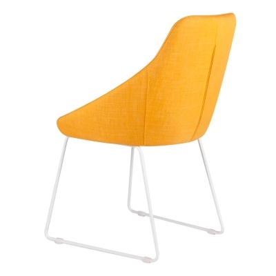 Cadeira moderna amarela com pernas metálicas brancas