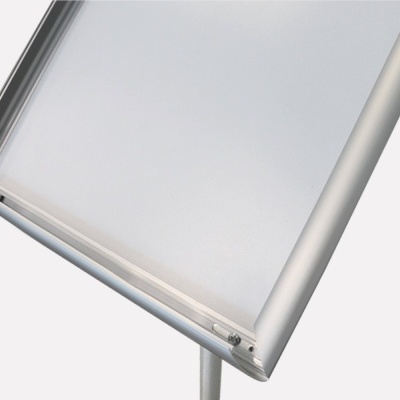 Painel branco liso em moldura metálica prateada com suporte tubular