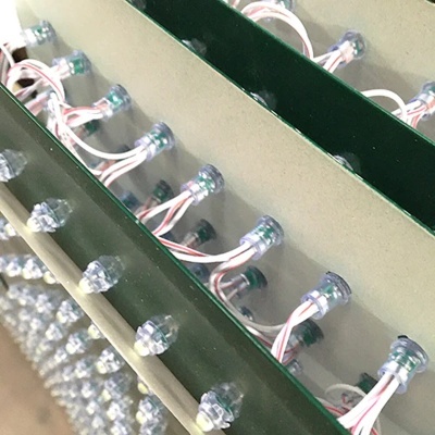 Painel com LEDs brancos em placas de circuito verde e fios vermelhos e brancos