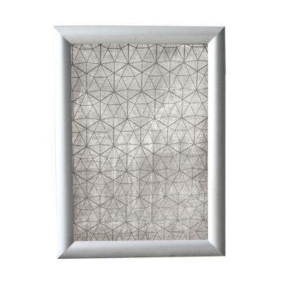 Moldura retangular branca com padrão geométrico abstrato cinza e preto.