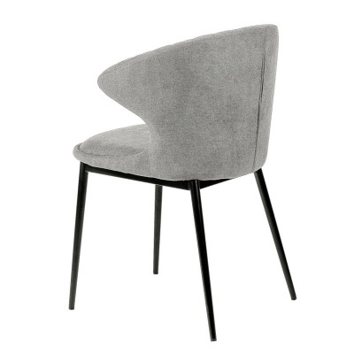 Cadeira cinza claro em tecido com pernas pretas de metal vista de lado