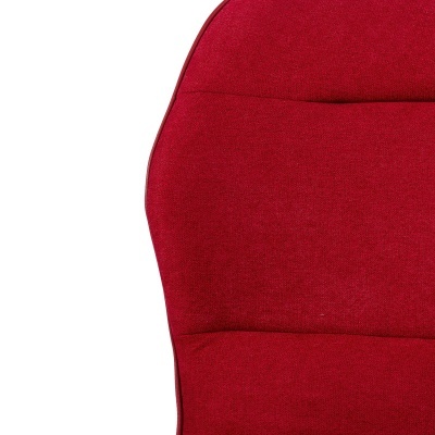 Cadeira estofada vermelha com costuras e design ergonómico