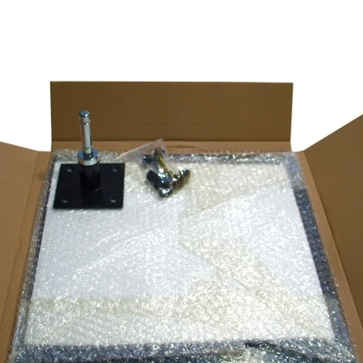 Suporte metálico preto com haste cromada embalado numa caixa de cartão com plástico bolha