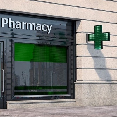 Fachada de farmácia com símbolo de cruz verde