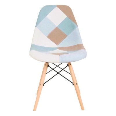 Cadeira com padrão de losangos azul, branco e castanho e pernas de madeira clara