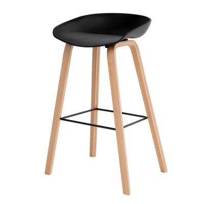 Banqueta com assento preto e pernas de madeira clara