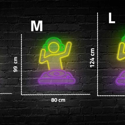 Figuras de néon em cores verde, amarelo e roxo em três tamanhos diferentes contra parede de tijolos pretos.