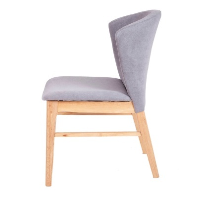 Cadeira em madeira clara com estofado cinzento claro vista de lado
