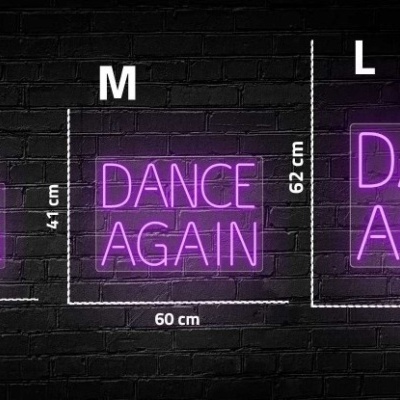 Placas de néon cor-de-rosa com texto 'DANCE AGAIN' em três tamanhos contra parede de tijolos pretos