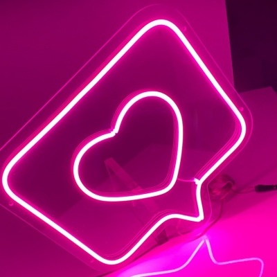 Luz de néon rosa em forma de balão de fala com coração