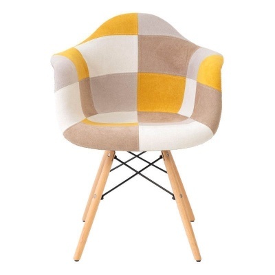 Cadeira estofada colorida com pernas de madeira e suporte metálico