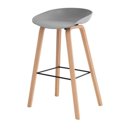 Banco alto cinzento com pernas de madeira clara e apoio de pés preto