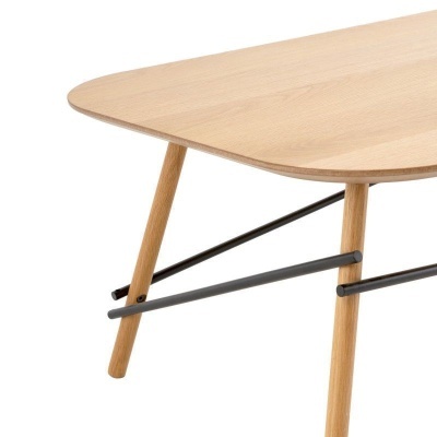 Mesa de madeira clara com pernas e suporte preto