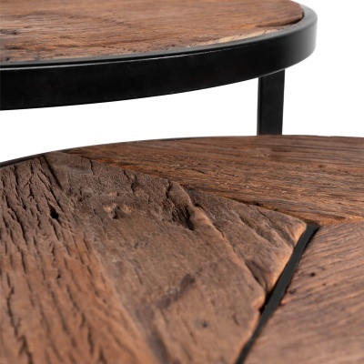 Mesa de madeira rústica com estrutura metálica preta em close