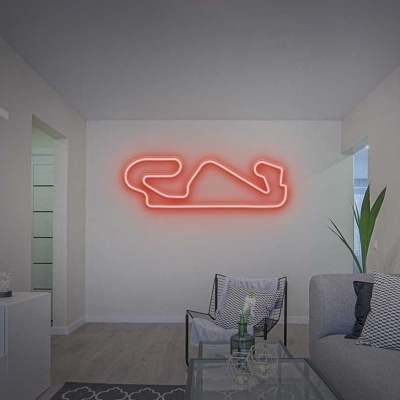 Sala de estar com letreiro em néon vermelho em forma de gato deitado e sofá cinzento
