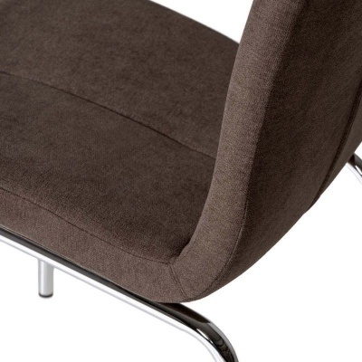 Cadeira castanha estofada com estrutura metálica cromada