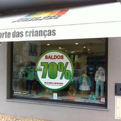 Montra de loja infantil com sinal de saldo até 70%