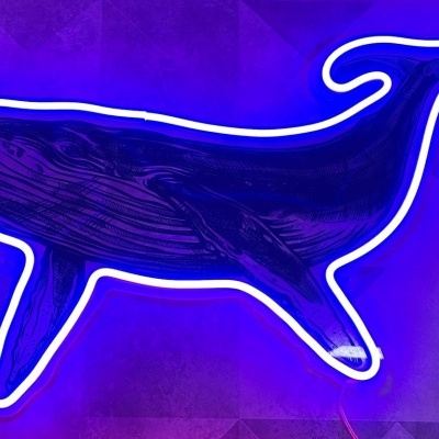 Ilustração de baleia azul com contorno de luz néon num fundo roxo