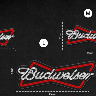 Três sinais Budweiser em diferentes tamanhos sobre fundo preto