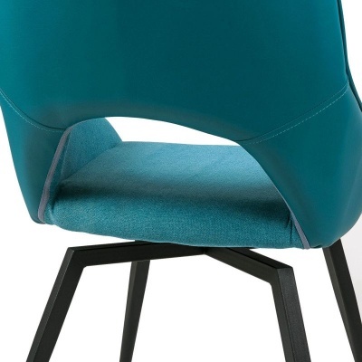 Cadeira azul turquesa com pernas pretas e abertura nas costas