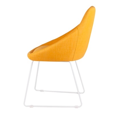 Cadeira amarela com pernas metálicas brancas em fundo branco