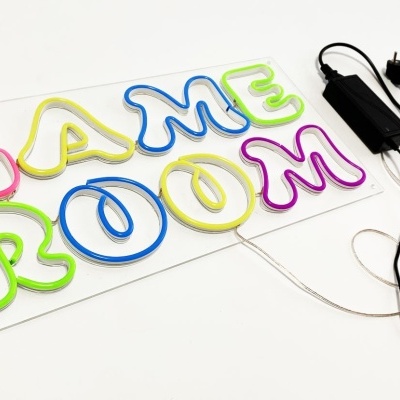 Placa luminosa colorida com texto GAME ROOM