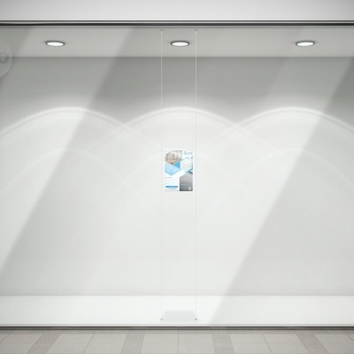 Vitrine de loja vazia com iluminação e um cartaz pendurado no centro